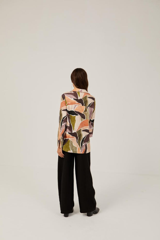 Mus & Bombon 'Bogarre: shirt collared, button front, abstract leaves pattern