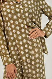 Mus & Bombon 'Oroz' long, button front, collared print shirt in coffee or green
