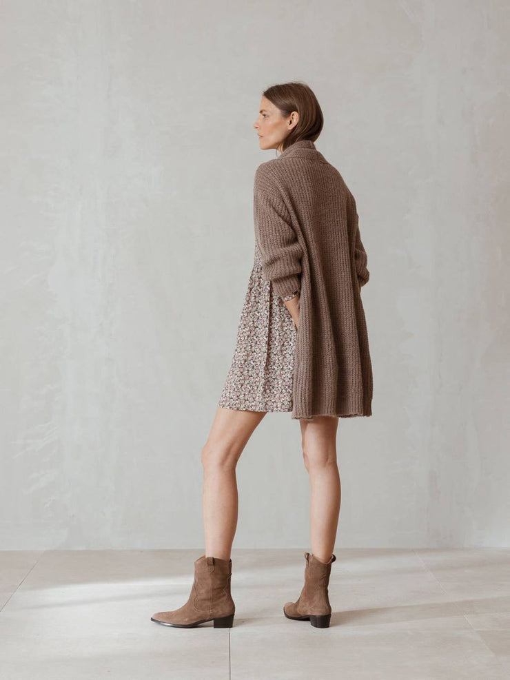 Knitted long cardigan with pockets in taupe