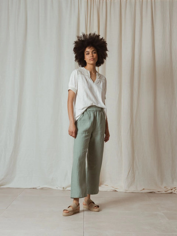 rounded v-neck embroidered t-shirt with gathered cuff indi & cold